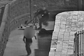 Elementos de la Policía Municipal aseguraron a un hombre cuando manipulaba cableado en el paso peatonal del distribuidor vial Venustiano Carranza, donde posteriormente intentó huir con un arma blanca en mano.