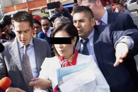 En el video se muestra a Rosario Robles en acciones durante sus años como funcionaria pública.