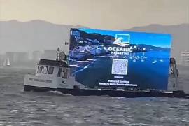 Imágenes de una estructura con una pantalla publicitaria en el mar de Puerto Vallarta generaron críticas entre habitantes y turistas.