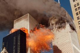 El humo se eleva desde una de las torres del World Trade Center, mientras llamas y escombros estallan desde la segunda torre en Nueva York, el 11 de septiembre de 2001.