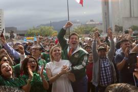Regiomontanos acuden a la Macroplaza para ver el partido de México contra Arabia Saudita en donde festejaron los goles junto al gobernador Samuel García y su esposa Mariana Rodríguez.