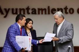 El alcalde José María Fraustro Siller recibió el Anteproyecto de la Ley de Ingresos de manos del tesorero municipal, Juan Carlos Villarreal Garza.