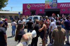 Vecinos se unieron para evitar se ejecutase una orden de cateo en contra del negocio “Saldos Koko” en la colonia Libertad, en Tijuana