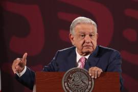 López Obrador destaca secciones en las que habla sobre los precios de los alimentos y combustibles | Foto: Cuartoscuro