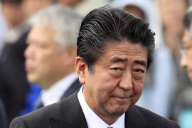 El primer ministro japonés, Shinzo Abe, abandona el campo de entrenamiento de las Fuerzas Terrestres de Autodefensa de Asaka después de revisar las tropas en Asaka, cerca de Tokio, Japón, el 14 de octubre de 2018.