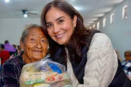 La presidenta honoraria del DIF Ramos Arizpe, Teresita Escalante Contreras, convivió con usuarios del comedor comunitario de la colonia El Mirador.
