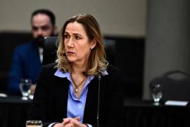 La embajadora de Canadá en Estados Unidos, Kirsten Hillman, escucha durante una reunión de primeros ministros.