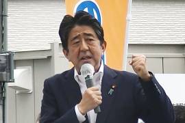 En esta imagen de un video, el ex primer ministro de Japón, Shinzo Abe, pronuncia un discurso de campaña en Nara, en el oeste de Japón, poco antes de que le dispararan el viernes 8 de julio de 2022.