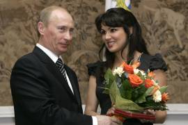 El presidente ruso Vladimir Putin felicita a la soprano rusa Anna Netrebko tras reconocerla como Artista del Pueblo de Rusia el 27 de febrero de 2008 en San Petersburgo, Rusia. AP/Dmitry Lovetsky
