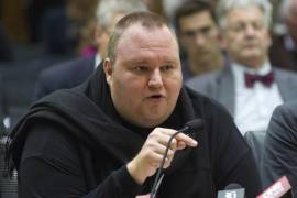 En esta imagen de archivo, el emprendedor digital Kim Dotcom habla durante una vista del comité de Inteligencia y Seguridad en el parlamento, el 3 de julio de 2013, en Wellington, Nueva Zelanda.