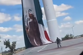 La Bandera Monumental de Piedras Negras terminó sobre la explanada de la Gran Plaza durante este jueves.