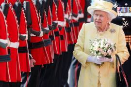 La reina Isabel II asiste a la ceremonia de las llaves en el Palacio de Holyroodhouse en Edimburgo, Escocia (Reino Unido). EFE/EPA/Robert Perry