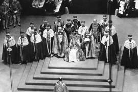 La reina Isabel II sentada en el trono tras su coronación en la Abadía de Westminster en Londres el 2 de junio de 1953. AP