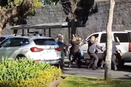 Video que se volvió viral donde guardias de seguridad golpean a un hombre frente a su familia en la alcaldía Miguel Hidalgo. FOTO: X