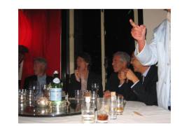 En una fotografía divulgada se observa a Epstein acompañado del expresidente Bill Clinton y el artista Mick Jagger.