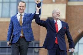 Colts develan estatua de Manning afuera de su estadio