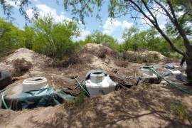 En el lugar también fueron encontrados seis tinacos los cuales se encontraban enterrados en el predio