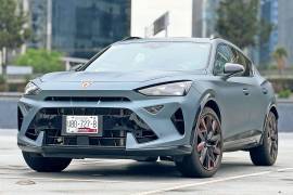 El Cupra Formentor 2025 estrena un diseño más afilado con faros LED triangulares.