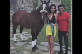 Javier Aquino le regala a su novia...¡un caballo!