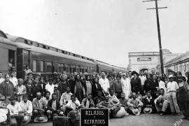 Llegada a México de los presos de las Islas Marías, entre ellos Felipe Brondo, de veinte años, (cuarto de izquierda a derecha en la fila de sentados).