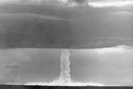Estallido de una bomba de hidrógeno en un ensayo nuclear de EU en el atolón Bikini de las Islas Marshall, el 21 de mayo de 1956. AP