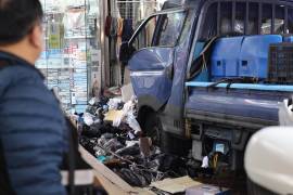 Fotos de la escena mostraban al camión empotrado contra una tienda en medio de un revoltijo de escombros, incluyendo cajas volcadas, ropa y letreros rotos. FOTO: