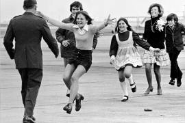 El teniente coronel Robert L. Stirm, prisionero de guerra liberado, es recibido por su familia en la Base de la Fuerza Aérea Travis, en Fairfield, California, a su regreso de la guerra de Vietnam el 17 de marzo de 1973.