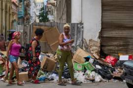 Los cubanos han estado sufriendo el peor colapso económico del país, lo que ha provocado frecuentes apagones y escasez de alimentos y medicamentos.