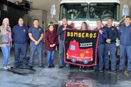 Integrantes de Graffiti Tejido Coahuila entregaron 160 mantas al Cuerpo de Bomberos de Saltillo, en agradecimiento por su labor diaria.