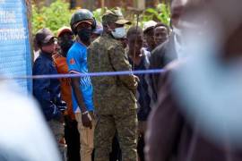 El jueves 21 de mayo de 2026, agentes de seguridad controlan a la multitud en el lugar de un incendio en el centro de tratamiento del ébola de Rwampara, Congo.