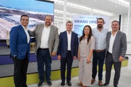 Autoridades municipales y directivos encabezaron la inauguración de la nave industrial IP102 en Ramos Arizpe.