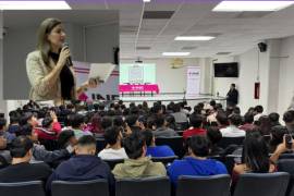 Karla Natividad impartió conferencia a estudiantes sobre el papel de las juventudes en la vida pública.