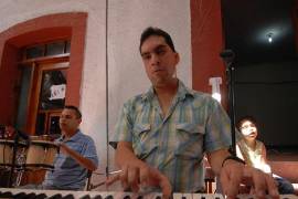 La falta de capacitación de los conductores y la existencia de barreras físicas mantienen retos diarios para quienes dependen del transporte público, mientras la asociación impulsa la independencia y movilidad de sus afiliados.