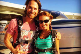 Angelique Boyer y Sebastián Rulli saltan en paracaídas y gritan su amor a los cuatro vientos