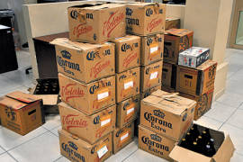 Decomisan cerveza a vendedor ilegal, en Saltillo