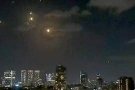 Se han reportado lugares de impacto en Tel Aviv, cerca del Mar Muerto, así como en el sur y en Sharon.