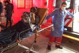 Paramédicos de la Cruz Roja atendieron a Nancy Esmeralda Zúñiga y a su tercera hija tras el nacimiento en su domicilio.