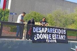 Los activistas colocaron mantas en distintos puntos de la ciudad; sin embargo, denunciaron que sufrieron hostigamiento y amenazas por parte de la policía de Monterrey