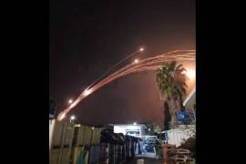 El vídeo tomado por funcionarios y residentes de toda la ciudad muestra el momento en que la Cúpula de Hierro se activa y envía una ráfaga de cohetes defensivos volando por el cielo.