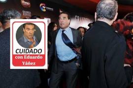El afamado actor mexicano de telenovelas, Eduardo Yáñez, volvió a agredir a una reportera en su entrada a los premios Grandeza Hispana.