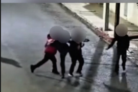 Cámaras urbanas captaron el momento en que tres sujetos agredieron a dos jóvenes en la colonia República.