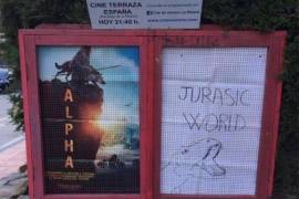 En un cine de España dibujan cartel de 'Jurassic World: El Reino ' porque no lo tenían y el director del filme les envía uno