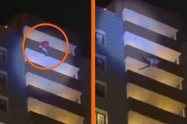 ’Santa Claus’ fue captado en video cayendo desde el piso 24 de un edificio en Chelyabinsk, Rusia.