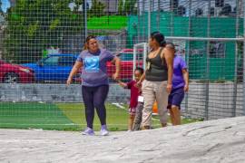 Familias de Parajes de los Pinos aprovechan las plazas rehabilitadas para convivir durante las tardes.