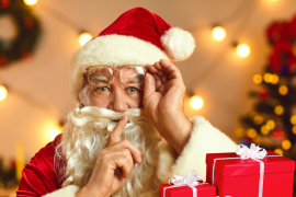 La anticipación se centra en la llegada mágica de Santa Claus, quien, según la tradición, distribuye regalos a los niños “buenos” durante la Nochebuena.