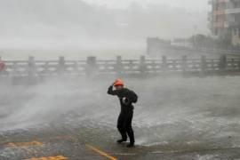 Además de evacuar al menos a 30.300 personas, Shanghái ha cancelado unos 1.500 vuelos, según VariFlight, proveedor de datos de seguimiento de vuelos.