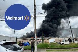 Un incendio de grandes dimensiones afectó la tienda Walmart en Zapopan, Jalisco, situada cerca de la intersección de las avenidas Periférico y Guadalupe.