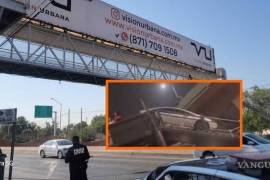 Un vehículo queda atascado al intentar cruzar un puente peatonal en Naucalpan, Estado de México.
