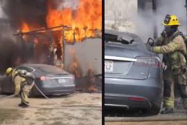 Turista conecta Tesla a poste de luz y causa incendio en Tijuana, Baja California; casa termina en llamas.