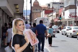 Así luciría la estrella, Paris Hilton, paseando por las calles del centro de Saltillo. FOTO: RETAGUARDIA